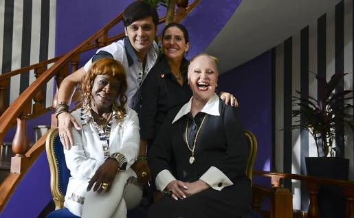 Cena da série Canalhas do GNT com as atrizes Zezeh Barbosa (à esq.), Elke Maravilha (à esq.), Pierre Santos e Mariana Bassoul (ao fundo)