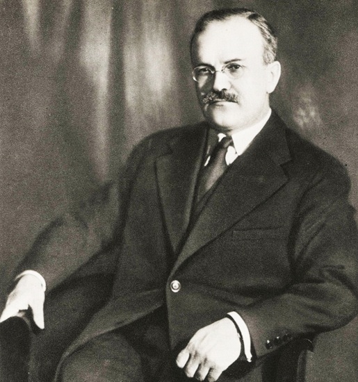 9 de março - Viatcheslav Molotov, diplomata e político russo