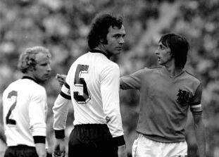 11 de Setembro – Franz Beckenbauer - 1945 – 72 Anos em 2017 - Acontecimentos do Dia - Foto 7 - Franz Beckenbauer e Johan Cruijff, da Holanda.