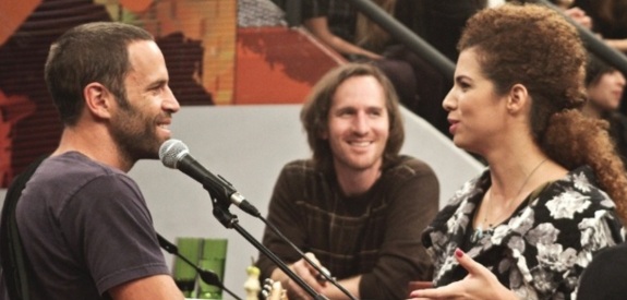 18 de Maio - Jack Johnson conversa com Vanessa da Mata durante gravação do programa Altas Horas em São Paulo.