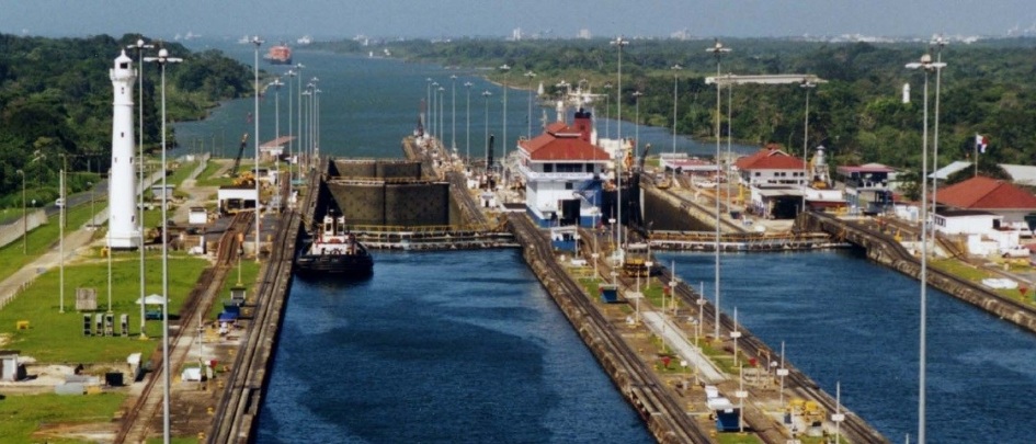 7 de Junho - 1914 – O primeiro navio atravessa o Canal do Panamá.