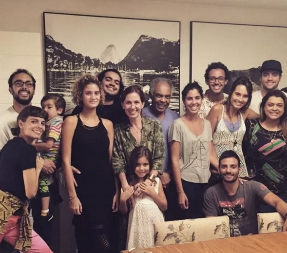 26 de Junho - Tropicália - Gilberto Gil em festa com a família. Esposa, filhos e netos.