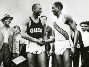 30 de Maio - Jesse Owens e Ralph Metcalfe apertando as mãos.