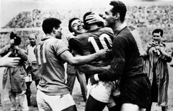 16 de Maio - Nilton Santos comemora com Pelé, Gilmar e Garrincha.