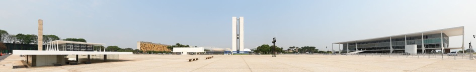 21 de Abril - Vista panorâmica da Praça dos Três Poderes — à esquerda (sul) o judiciário (STF), no centro o legislativo (Congresso Nacional) e à direita o executivo (Palácio do
