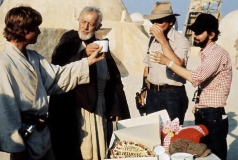 14 de Maio - 1944 – George Lucas, cineasta estadunidense, gravação, Star Wars, bolo de aniversário no set.