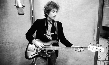 24 de Maio - 1941 – Bob Dylan, músico e compositor norte-americano - tocando, playing, bass, baixo, pb,bw.
