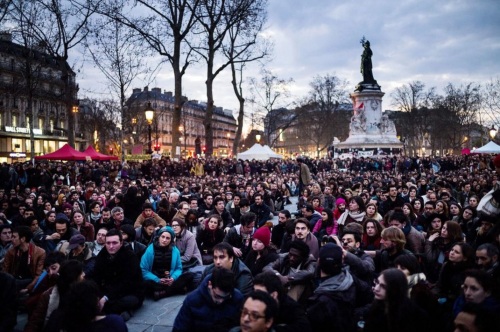 31 de Março - 2016 — Começa na França o movimento social conhecido como Nuit debout, espalhando-se dias depois para a Bélgica, Alemanha e Espanha.