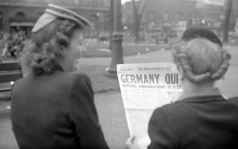 7 de Maio - 1945 - A Alemanha Nazi assina o termo de rendição incondicional perante os aliados. Foto - Montreal Daily Star - 'Germany Quit' (A Alemanha desiste), em 7 de maio de 1945.