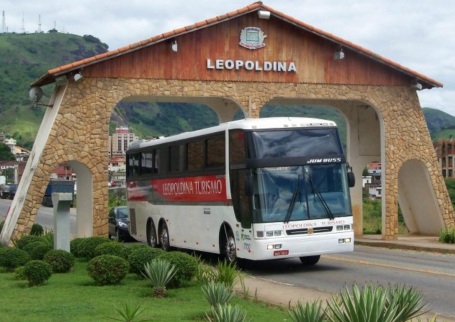 27 de Abril - Leopoldina - MG - Ônibus na entrada da cidade.
