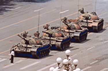 5 de Junho - 1989 – Um jovem desarmado desafiou o poderio chinês barrando a passagem de vários tanques de guerra.