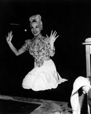 24 de Março - 1941 - Carmen Miranda se eterniza na Calçada da Fama