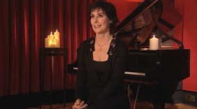 17 de Maio - Enya com piano ao fundo.