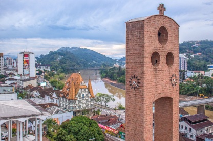 2 de Setembro – Panorama da cidade com o campanário da Igreja São Paulo Apóstolo — Blumenau (SC) — 167 Anos em 2017.