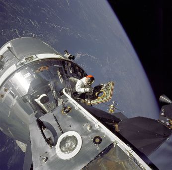 13 de março - 1969 - Apollo 9 - Atividade extraveicular em órbita da Terra para testes de equipamento.