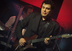 21 de Maio - 1962 – Roberto Frejat, tocando guitarra no estúdio.