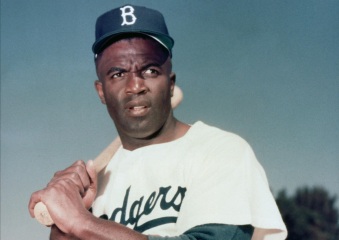 15 de Abril - 1947 — Fim da segregação racial no beisebol americano, com o atleta afro- americano Jackie Robinson estreando na MLB pelo Brooklyn Dodgers.