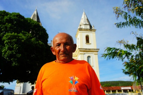 3 de Junho - Morador da cidade em frente à Igreja Matriz - Piranhas (AL) - 130 Anos.