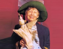 30 de Abril - Maria Clara Machado com seu fantasminha Pluft e seu cavalinho azul.