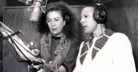 16 de Julho - Elizeth Cardoso - 1920 – 97 Anos em 2017 - Acontecimentos do Dia - Foto 8 - No estúdio, gravando com Beth Carvalho.