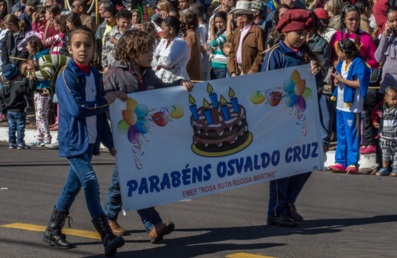 6 de Junho - Desfile de 75 anos, em 2016 – Faixa de parabéns - Osvaldo Cruz (SP) – 76 Anos.