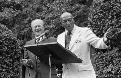 12 de Setembro – Jesse Owens - 1913 – 104 Anos em 2017 - Acontecimentos do Dia - Foto 16 - Jesse Owens sendo condecorado pelo Presidente Gerald Ford, em 1976.