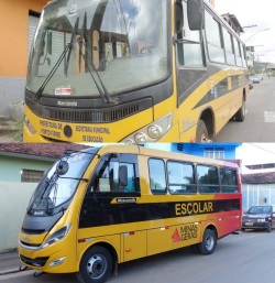 18 de Agosto – Ônibus escolar do município — 64 Anos em 2017.