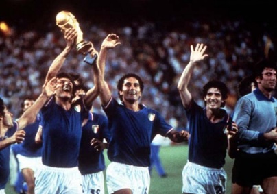 11 de Julho – 1982 – A seleção de futebol da Itália conquistou pela terceira vez o título de Campeã do Mundo, após vencer a seleção da Alemanha por 3 x 1.