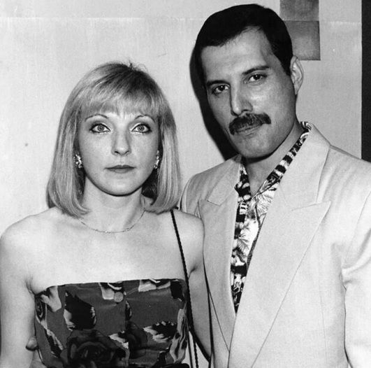 5 de Setembro – Freddie Mercury - 1946 – 71 Anos em 2017 - Acontecimentos do Dia - Foto 26 - Mary Austin e Freddie Mercury.