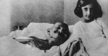 2 de Outubro - Mahatma Gandhi - 1869 – 148 Anos em 2017 - Acontecimentos do Dia - Foto 6 - Gandhi jejuando, na década de 1920. A criança ao lado é Indira Gandhi, filha de Nehru e f