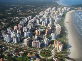 19 de Maio - Vista aérea da praia e dos condomínios em Bertioga - SP.