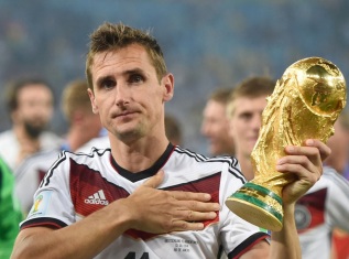 9 de Junho - 1978 — Miroslav Klose, futebolista, alemão, de origem polonesa - com a taça de campeão do mundo pela Alemanha, em 2014.