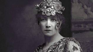 26 de Março - 1923 — Sarah Bernhardt - atriz francesa (n. 1844).