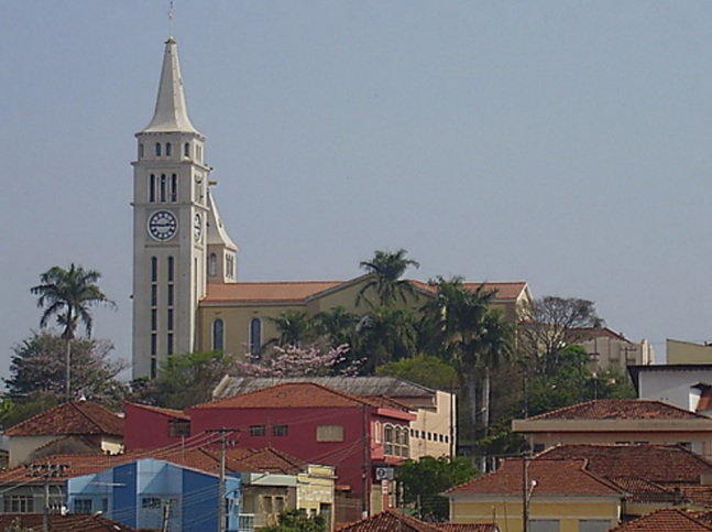 22 de Maio - Igreja Matriz, vista ao longe — Pederneiras (SP).