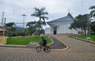 13 de Agosto – Ciclista à frente da moderna Igreja Matriz — Natividade da Serra (SP) — 44 Anos em 2017.