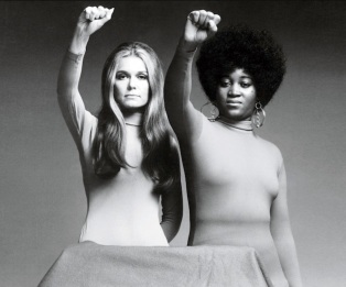 25 de Março - Gloria Steinem e Dorothy Pitman Hughes, em 1972. Foto de Dan Wynn.