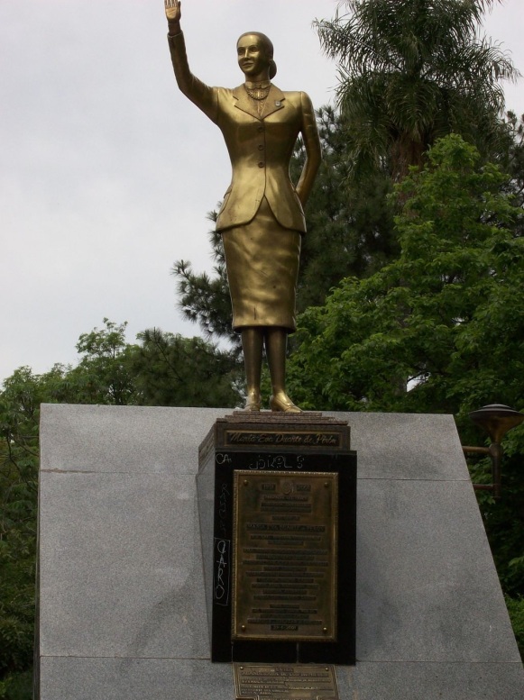7 de Maio - Estátua de Eva Perón na Praça 25 de Mayo.