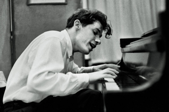 4 de Outubro - 1982 — Glenn Gould, maestro e pianista canadense (n. 1932).