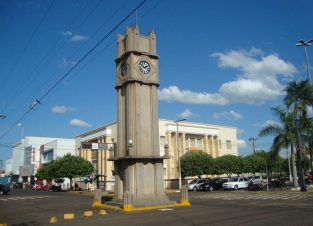 15 de Junho - A Torre do Relógio tem uma altura de dez metros. Em 1982, ocorreu seu tombamento como patrimônio histórico — Três Lagoas (MS) — 102 Anos.
