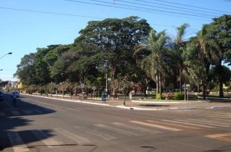 6 de maio - Avenidas arborizadas em Mandaguari, Paraná.