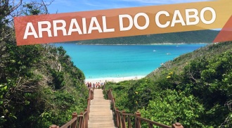 13 de Maio - Arraial do Cabo (RJ) - Escada de acesso à praia. Nome da cidade na foto.