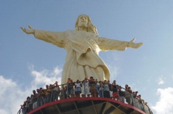 23 de Junho - Estátua do Cristo recebe visitantes — Esplanada (BA) — 86 Anos.