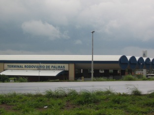 20 de Maio - O Terminal Rodoviário de Palmas, localizado na Quadra 1212 Sul, em frente ao entroncamento entre a Avenida LO-27 e a rodovia TO-050.