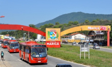 26 de Maio - Carros e ônibus na avenida - Maricá (RJ) 203 Anos