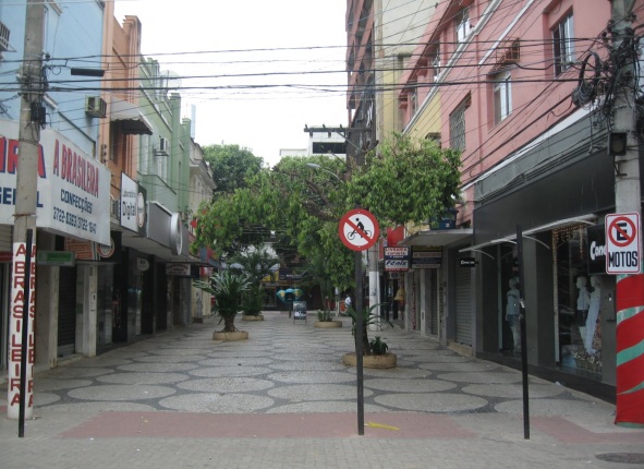 22 de Agosto — Calçadão da Rua Geraldo Pereira, esquina com a Rua Expedicionário Abílio dos Santos no Centro — Colatina (ES) — 96 Anos em 2017.