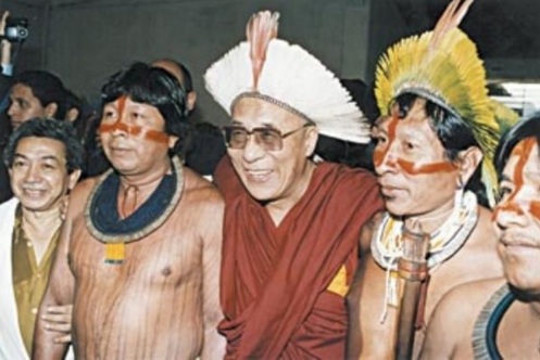 26 de Abril - 2006 - Dalai Lama, líder religioso budista, com índios em visita ao Brasil.