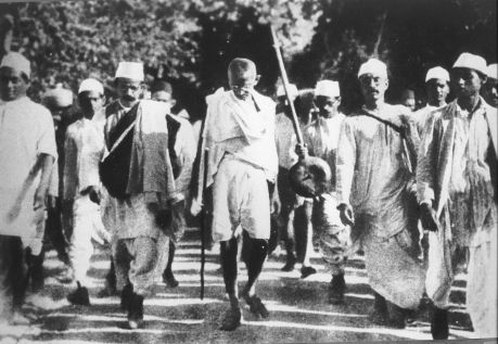 12 de Março - 1930 - Mahatma Gandhi na Marcha do sal.