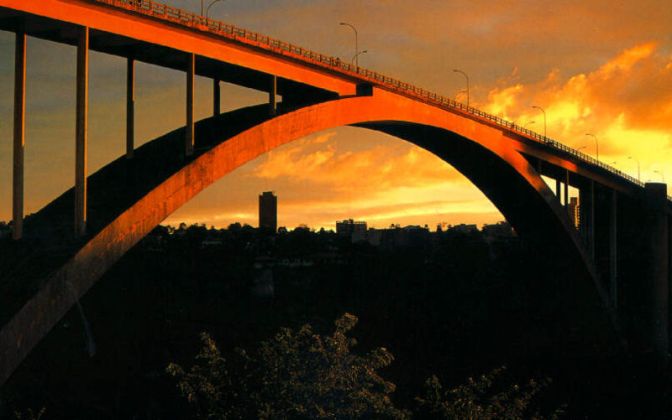 27 de Março - 1965 — Inaugurada a Ponte Internacional da Amizade ligando a cidade de Foz do Iguaçu,
