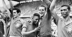 29 de Junho – 1958 — O Brasil conquistou a Copa do Mundo pela primeira vez, derrotando os suecos, anfitriões do torneio, por 5 a 2.