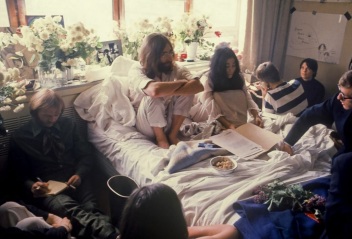 25 de Março - 1969 — Durante sua lua de mel, John Lennon e Yoko Ono realizam seu primeiro Bed-In for Peace no Amsterdam Hilton Hotel, até 31 de março.